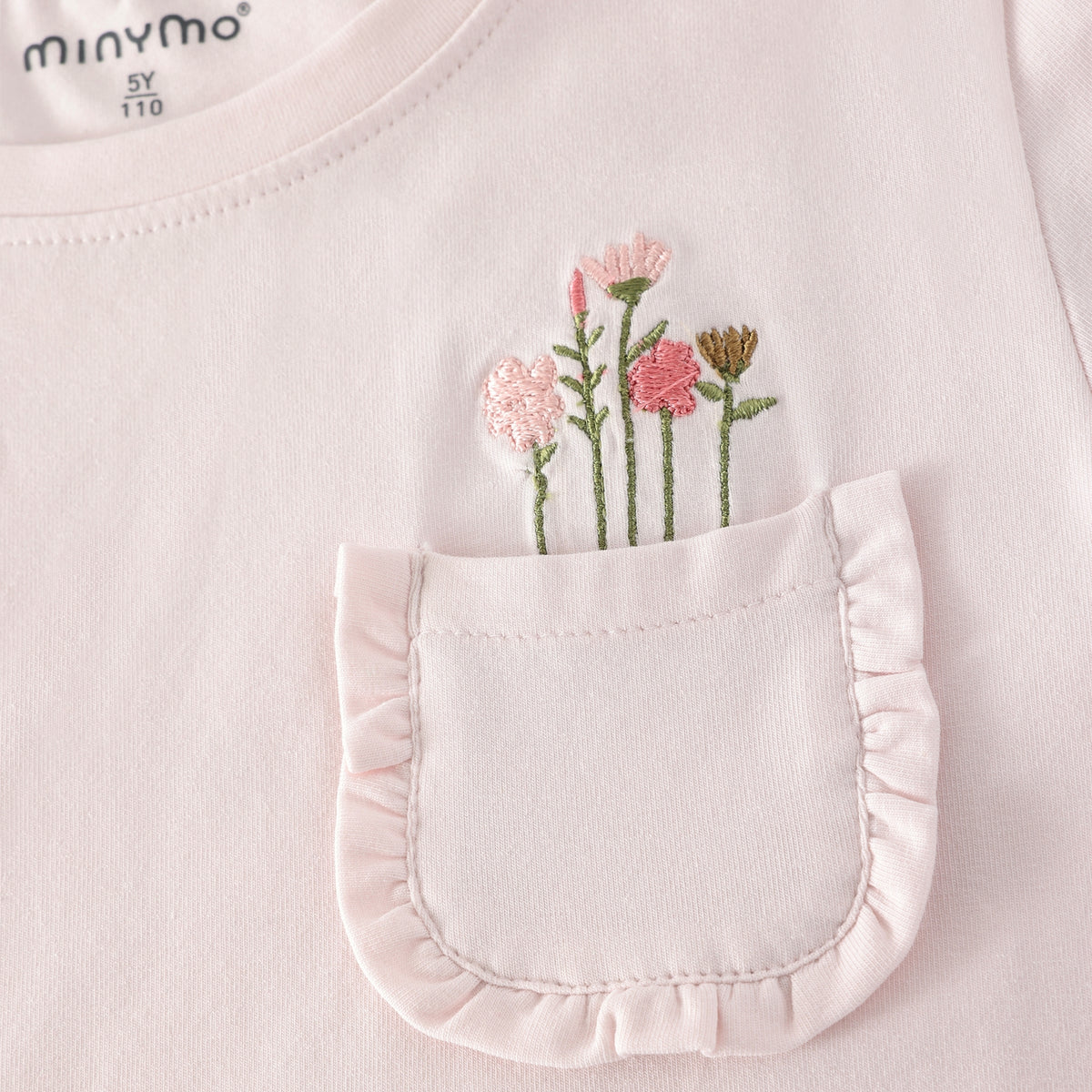 Minymo T-shirt m broderede blomster på lomme 124237